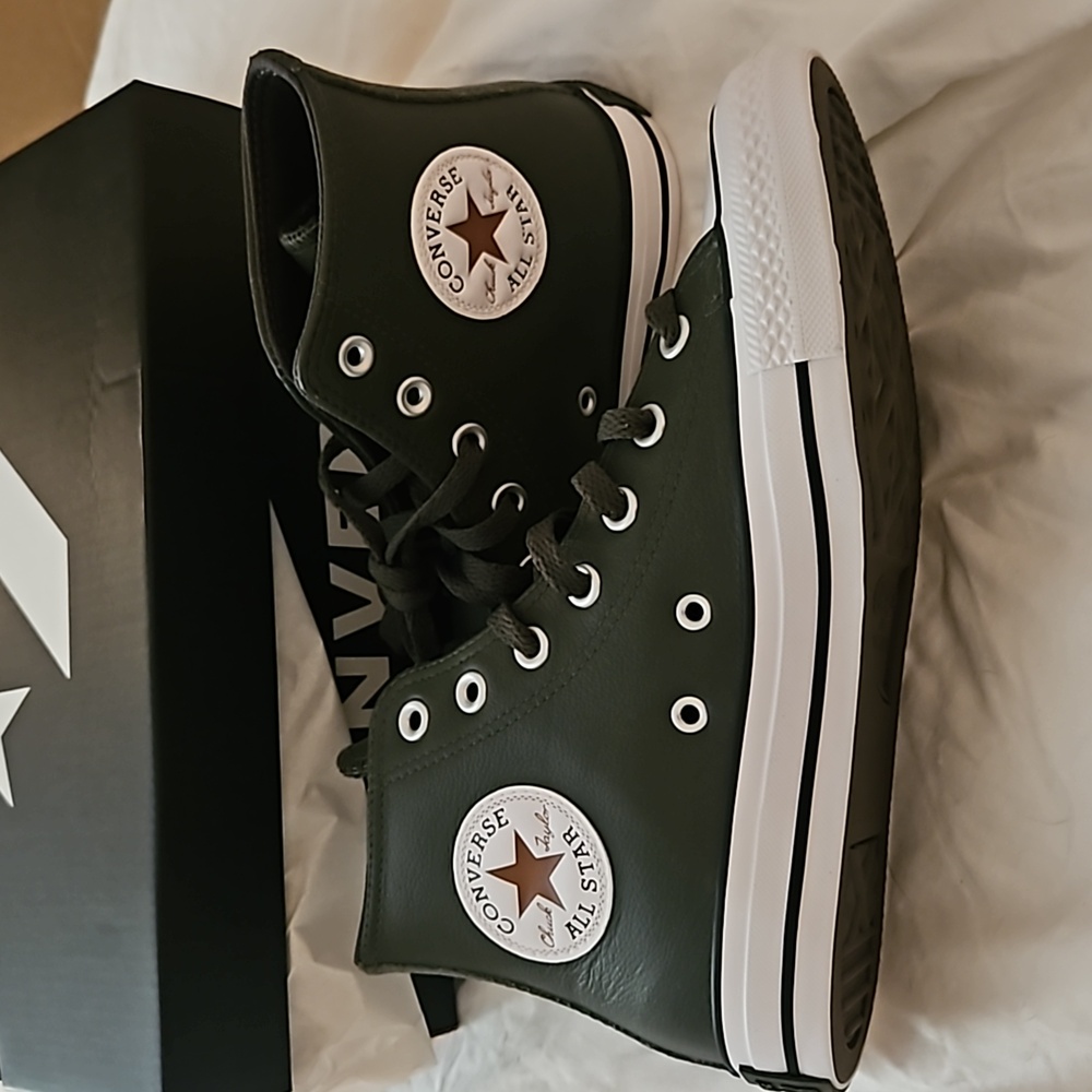 NEW IN BOX CONVERSE 7.5